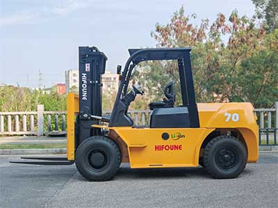 Está na hora de substituir o seu caminhão a diesel por uma empilhadeira contrabalançada elétrica de 7 toneladas?